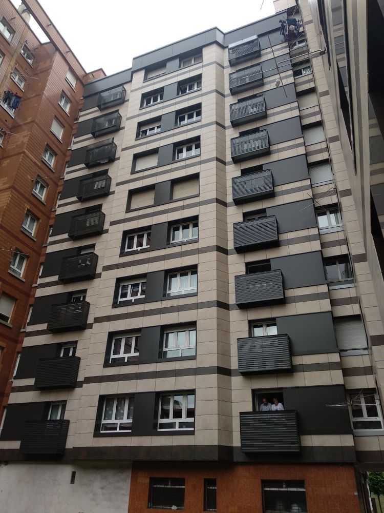 Baúles de tendido en fachada