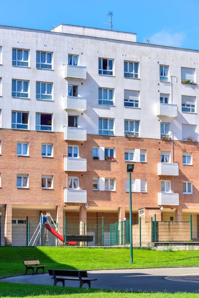 Fachada de pisos con baúles de tendido