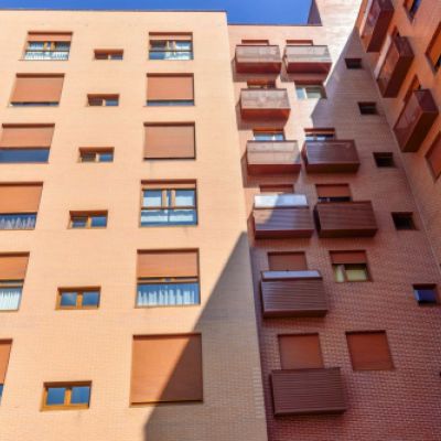 Edificio con tendales de baúl formato cofre