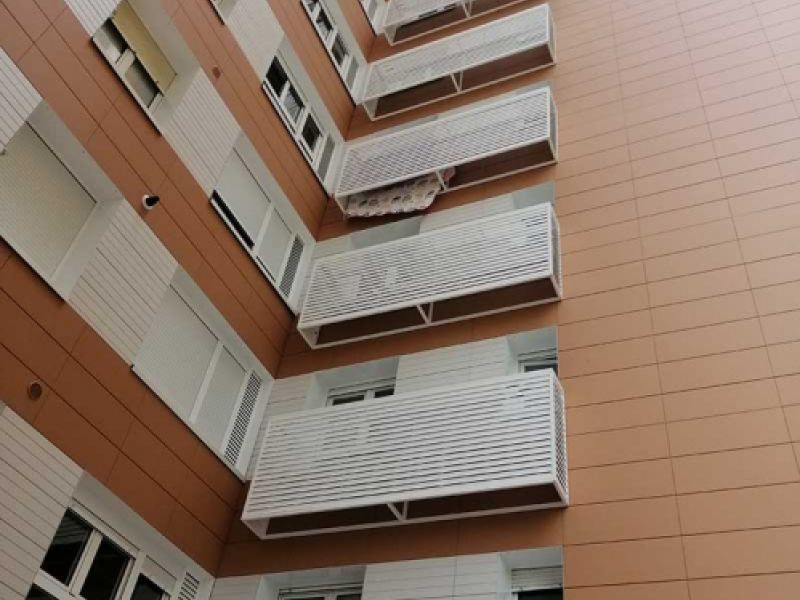 Fachada con baúles de tendido