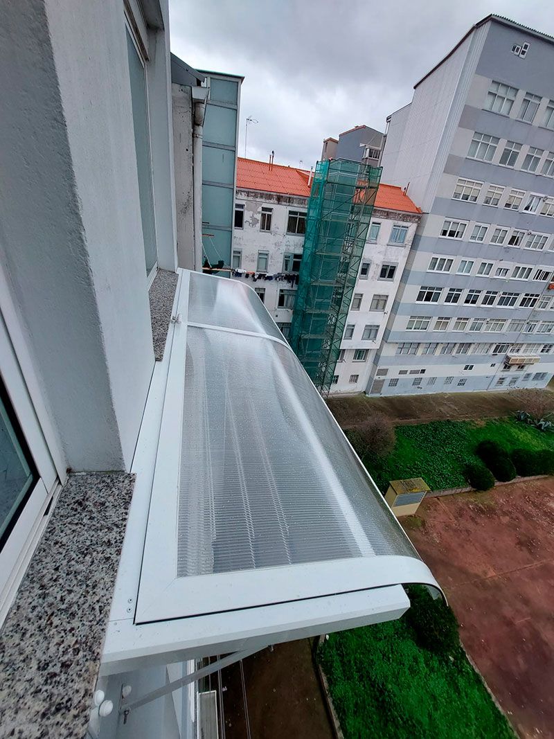 Tendedero curvo instalado en fachada