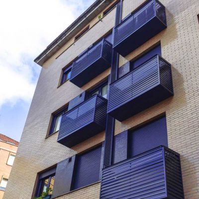 Fachada con baúles de tendido tipo cofre