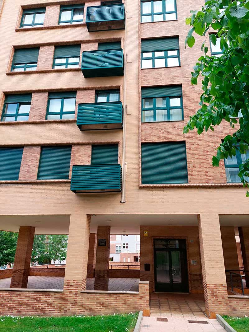 Balcones con baúles de tendido