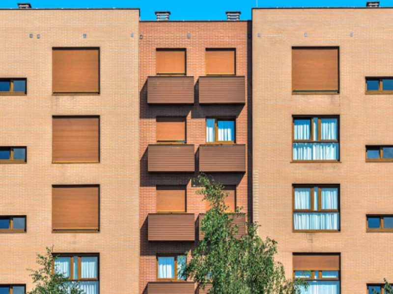 Edificio con baúles de tendido
