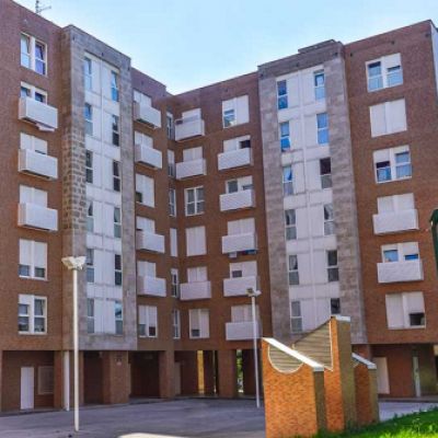 Bloque de pisos con baúles de tendido estilo cofre