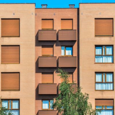 Fachada de balcones con tendal de baúl