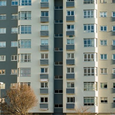 Edificio con tendales de baúl formato cofre