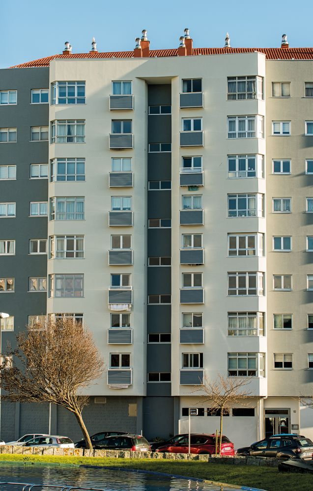 Edificio con tendales de baúl formato cofre
