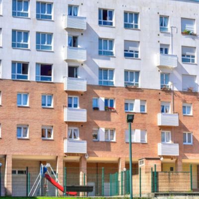 Fachada de pisos con baúles de tendido