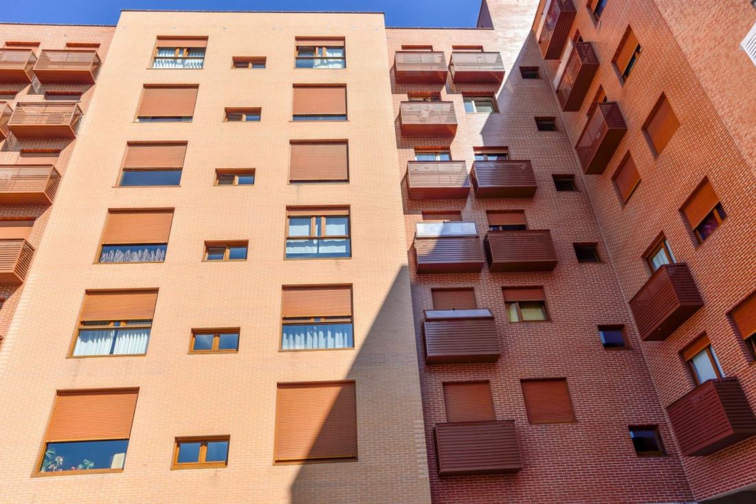 Edificio con tendales de baúl formato cofre