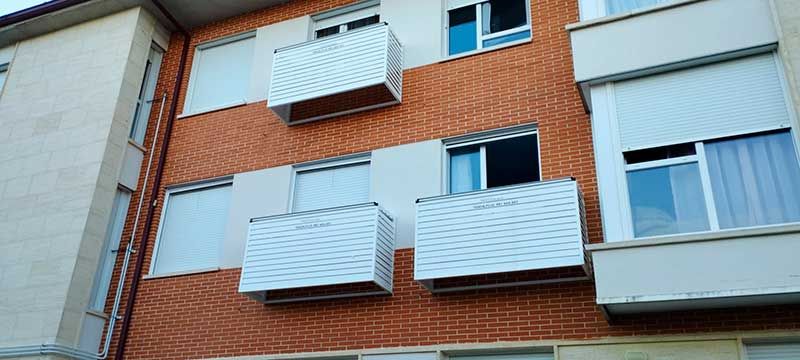 Balcón con baúles de tendido