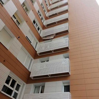 Fachada con baúles de tendido