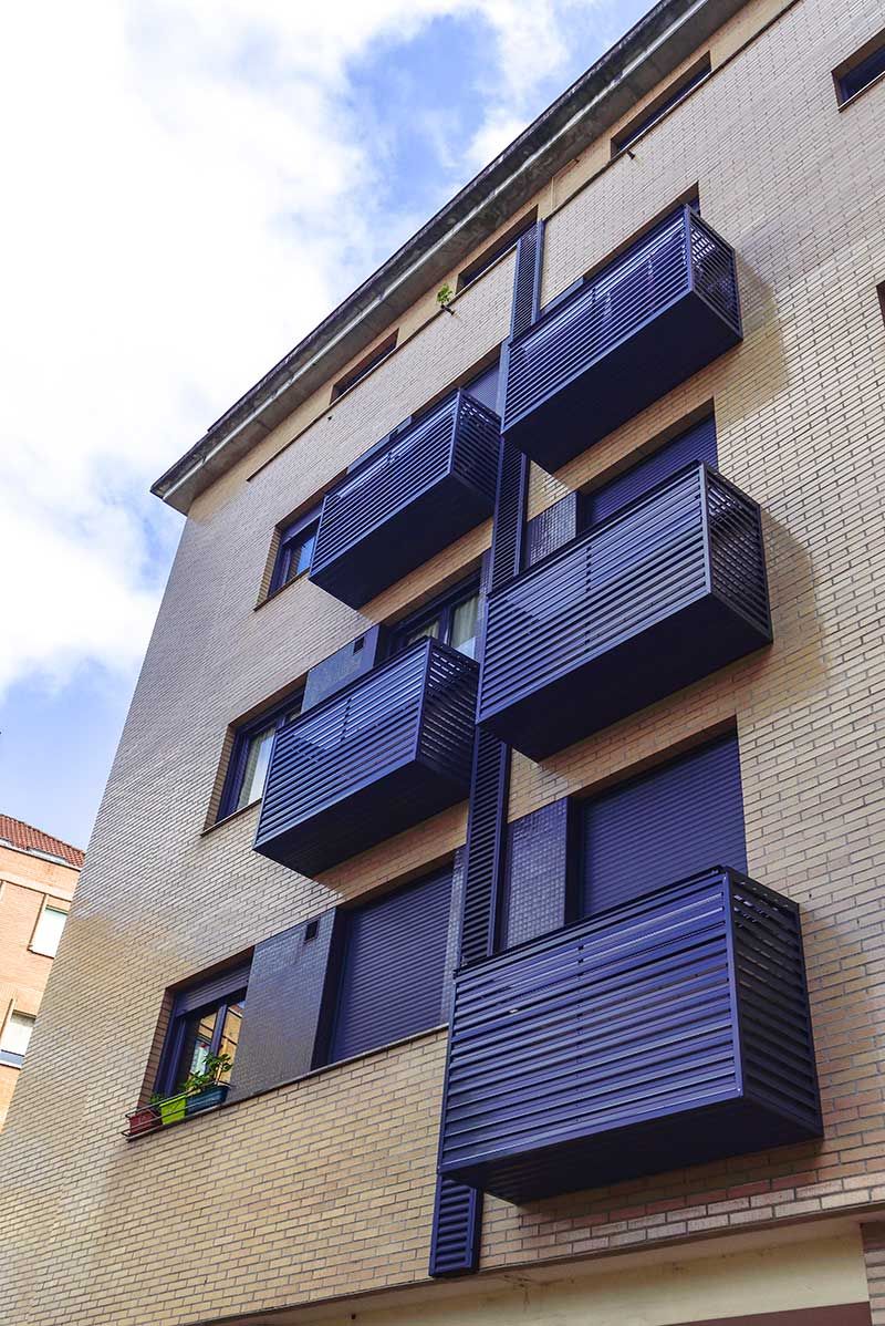 Fachada con baúles de tendido tipo cofre