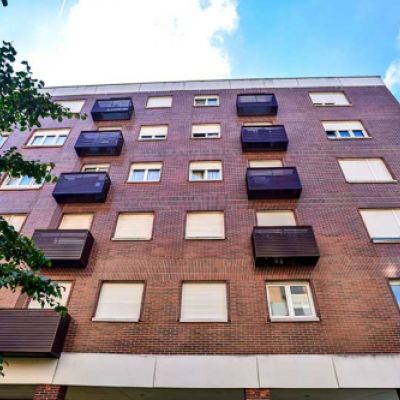 Bloque de pisos con baúles de tendido