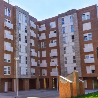 Edificio grande con baúles de tendido