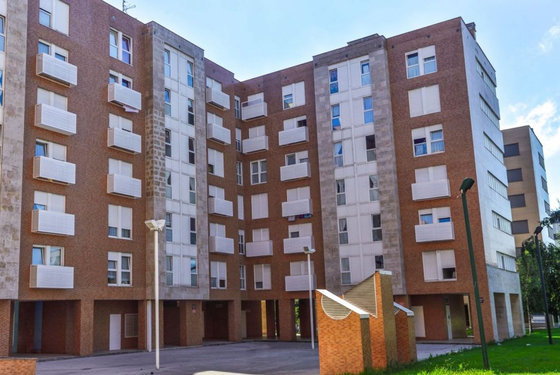 Edificio grande con baúles de tendido