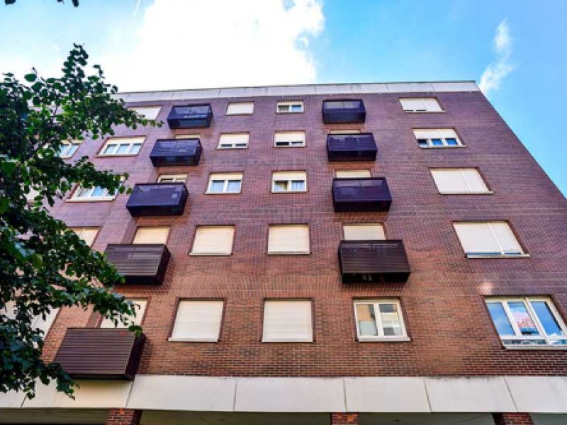 Bloque de pisos con baúles de tendido