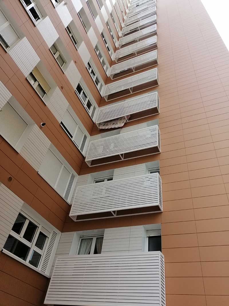 Fachada con baúles de tendido