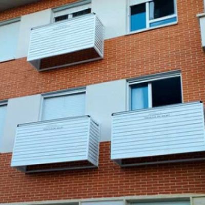 Balcón con baúles de tendido