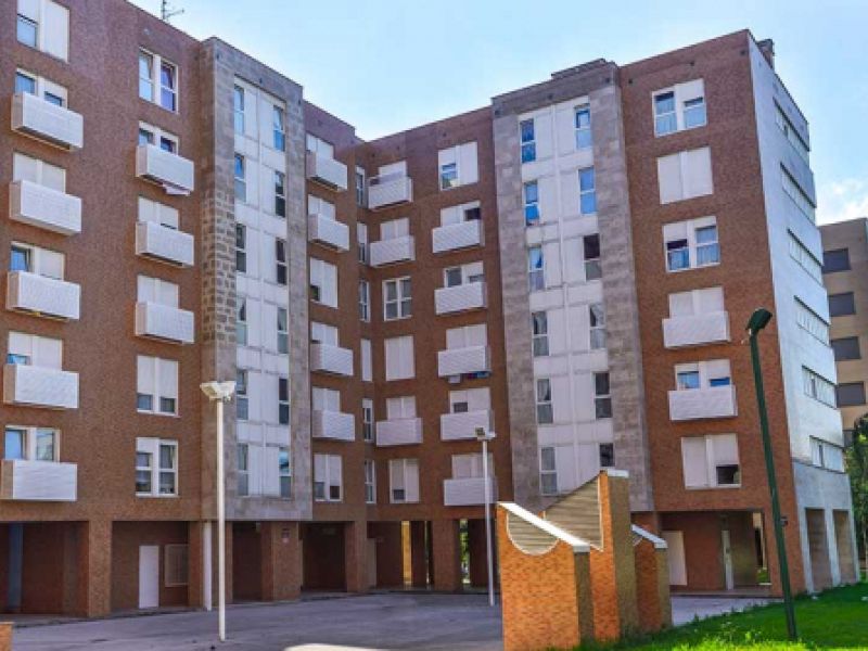 Bloque de pisos con baúles de tendido estilo cofre