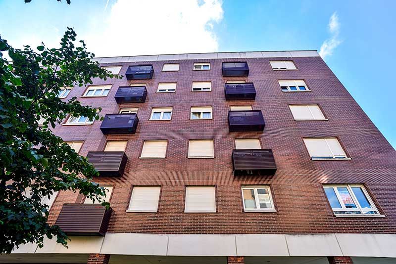 Bloque de pisos con baúles de tendido