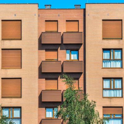 Edificio con baúles de tendido