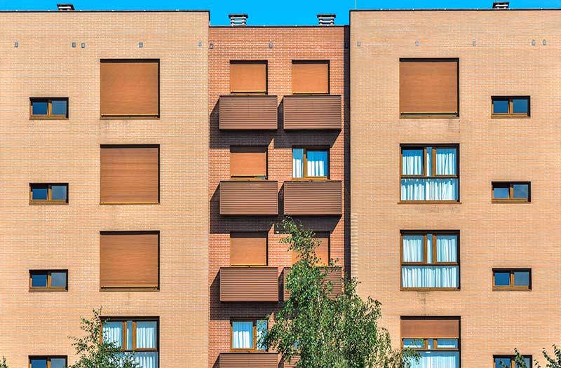 Edificio con baúles de tendido